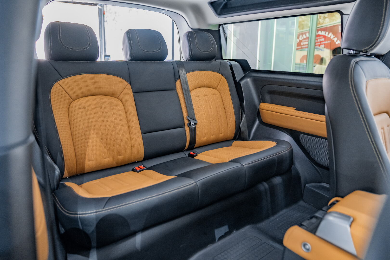 LAND ROVER DEFENDER 2022-2025 TABA-SİYAH DERİ DÖŞEME