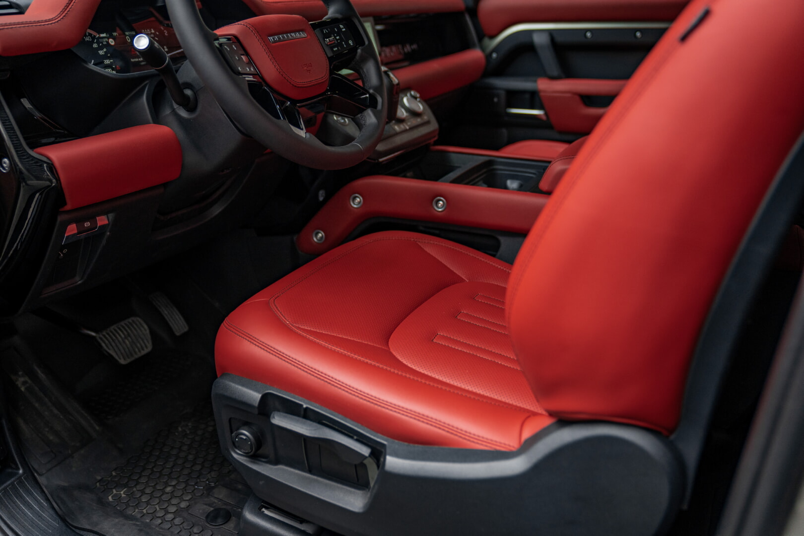 LAND ROVER 2022-2025 DEFENDER KIRMIZI DERİ DÖŞEME