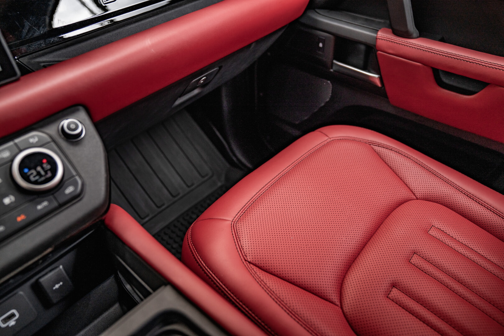 LAND ROVER 2022-2025 DEFENDER KIRMIZI DERİ DÖŞEME