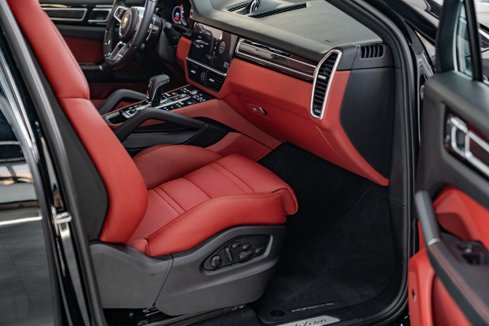 PORSCHE CAYENNE 2018-2024 KIRMIZI DERİ DÖŞEME