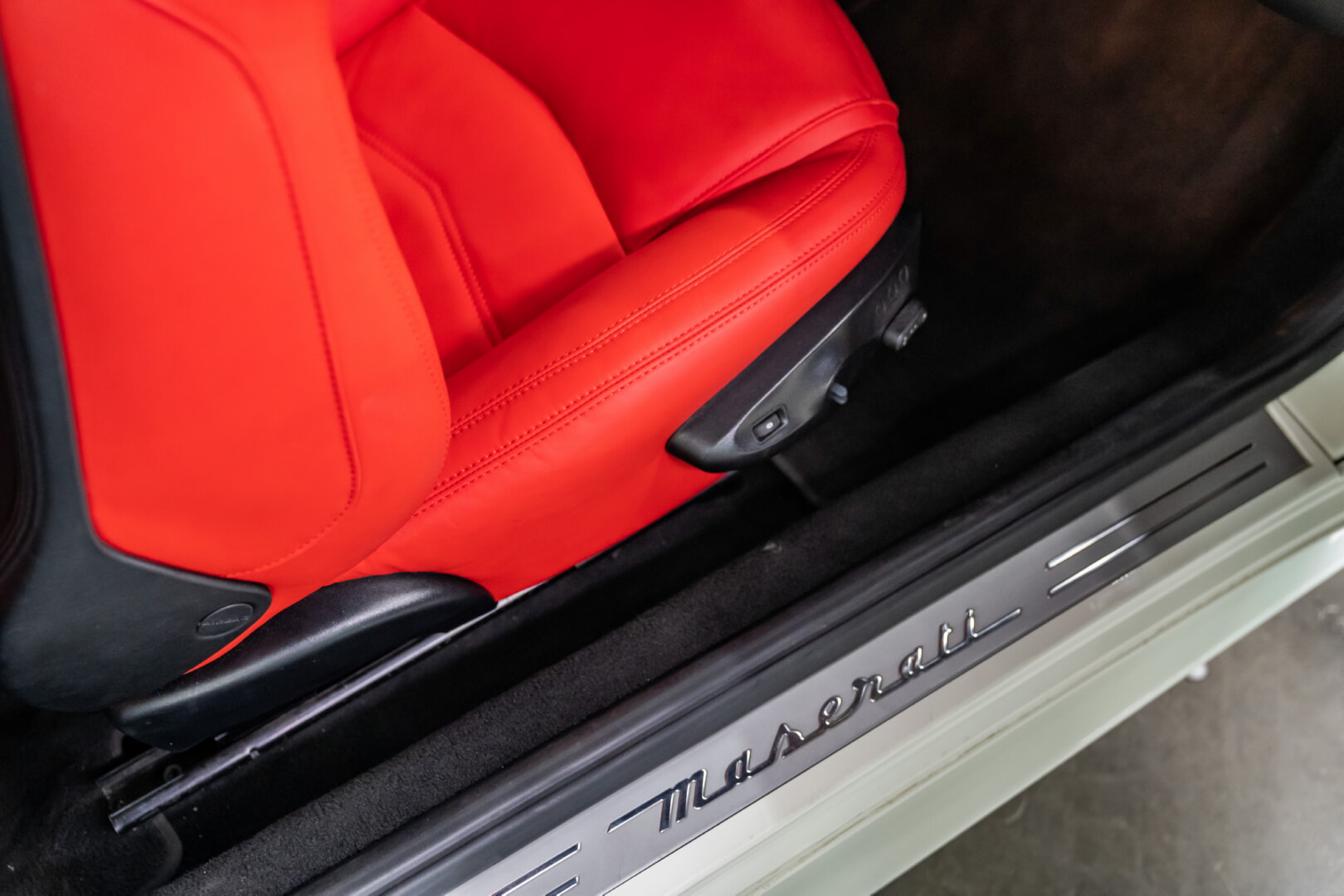 MASERATİ GRANTURİSMO 2009-2014 KIRMIZI DERİ DÖŞEME