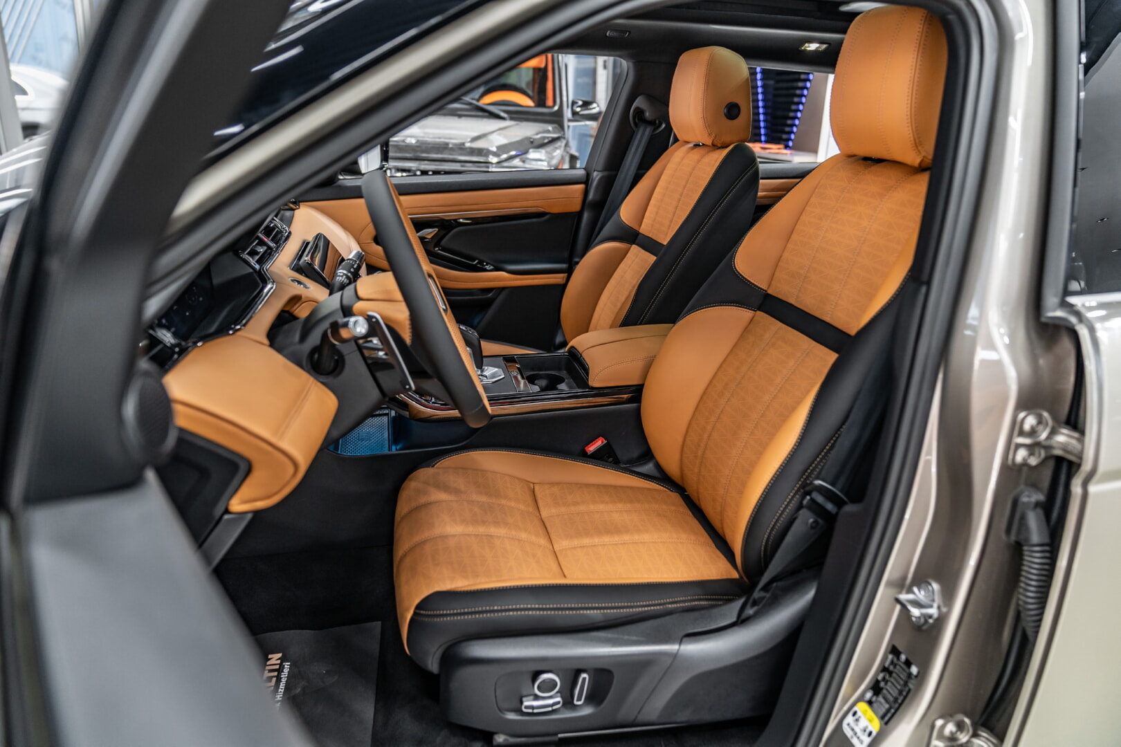 RANGE ROVER EVOQUE 2020-2024 TABA-SİYAH DERİ DÖŞEME