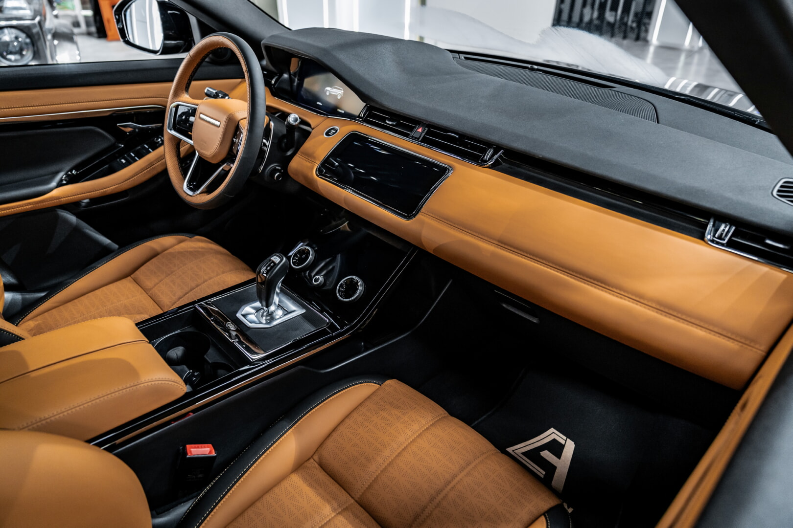 RANGE ROVER EVOQUE 2020-2024 TABA-SİYAH DERİ DÖŞEME