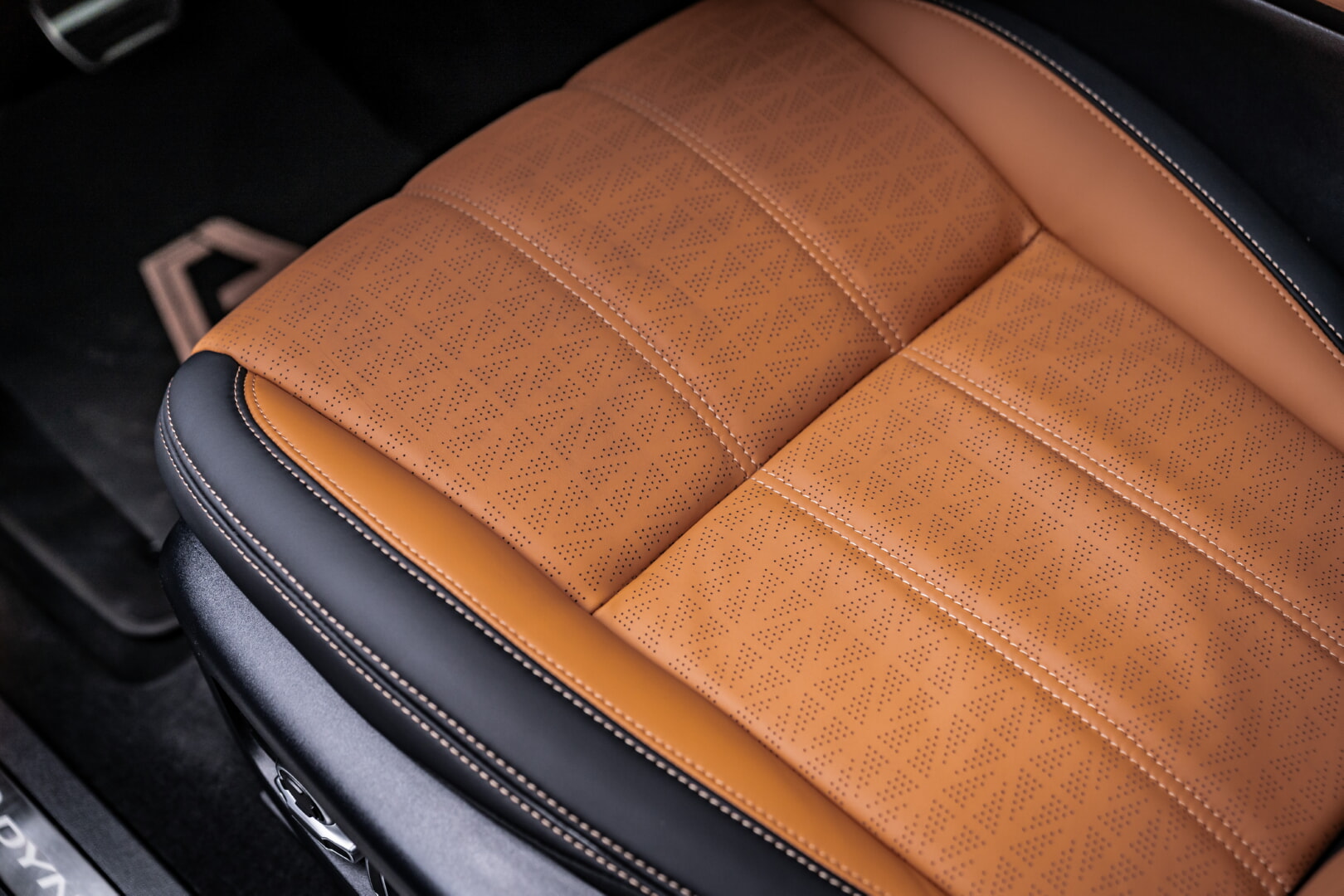 RANGE ROVER EVOQUE 2020-2024 TABA-SİYAH DERİ DÖŞEME