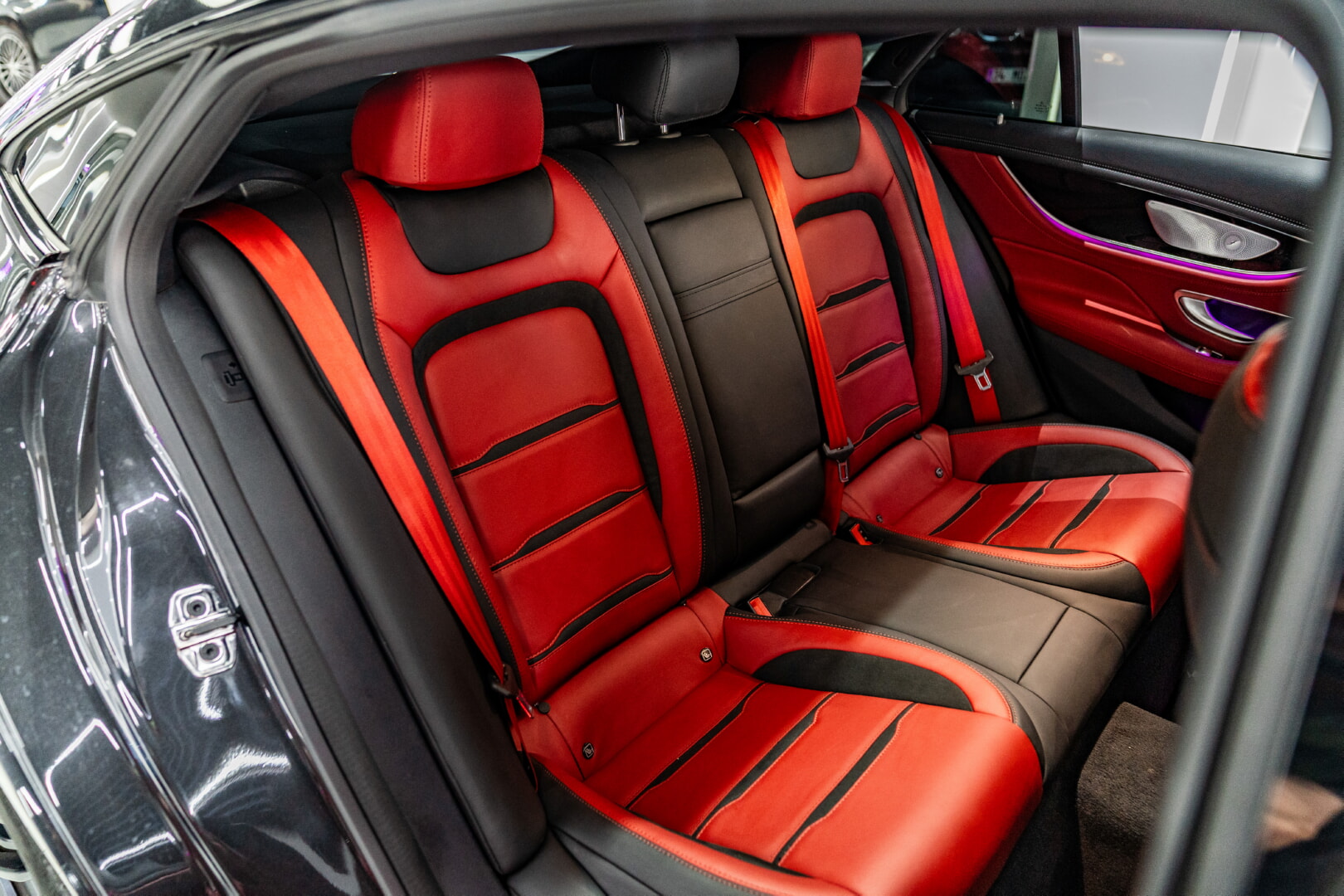 MERCEDES GT 2020-2023 KIRMIZI - SİYAH DERİ DÖŞEME