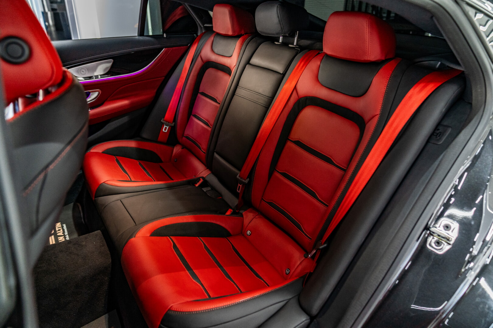 MERCEDES GT 2020-2023 KIRMIZI - SİYAH DERİ DÖŞEME