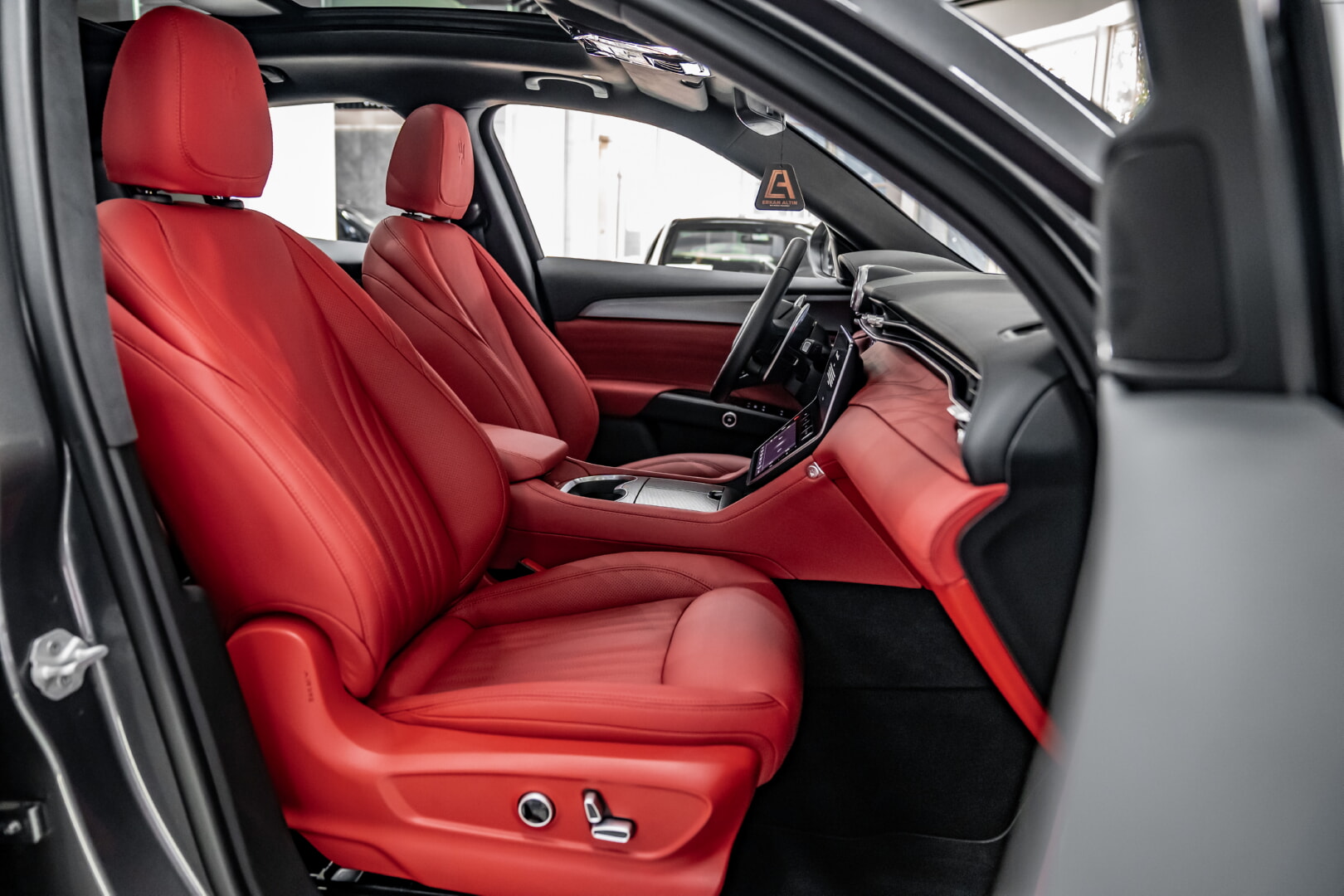 MASERATİ GRECALE 2022-2024 KIRMIZI DERİ DÖŞEME