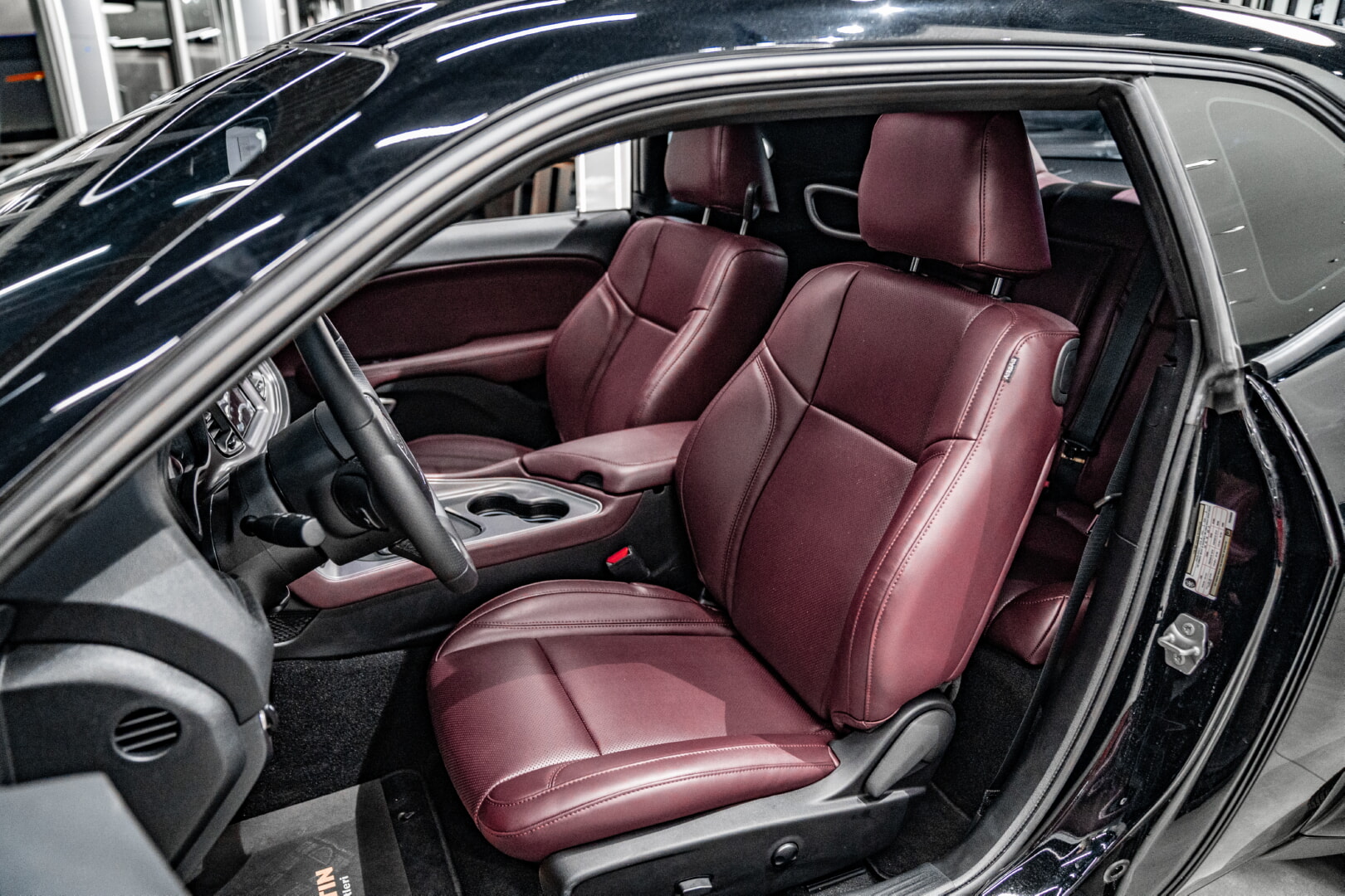 DODGE CHALLENGER 2020-2024 BORDO SUNİ DERİ DÖŞEME