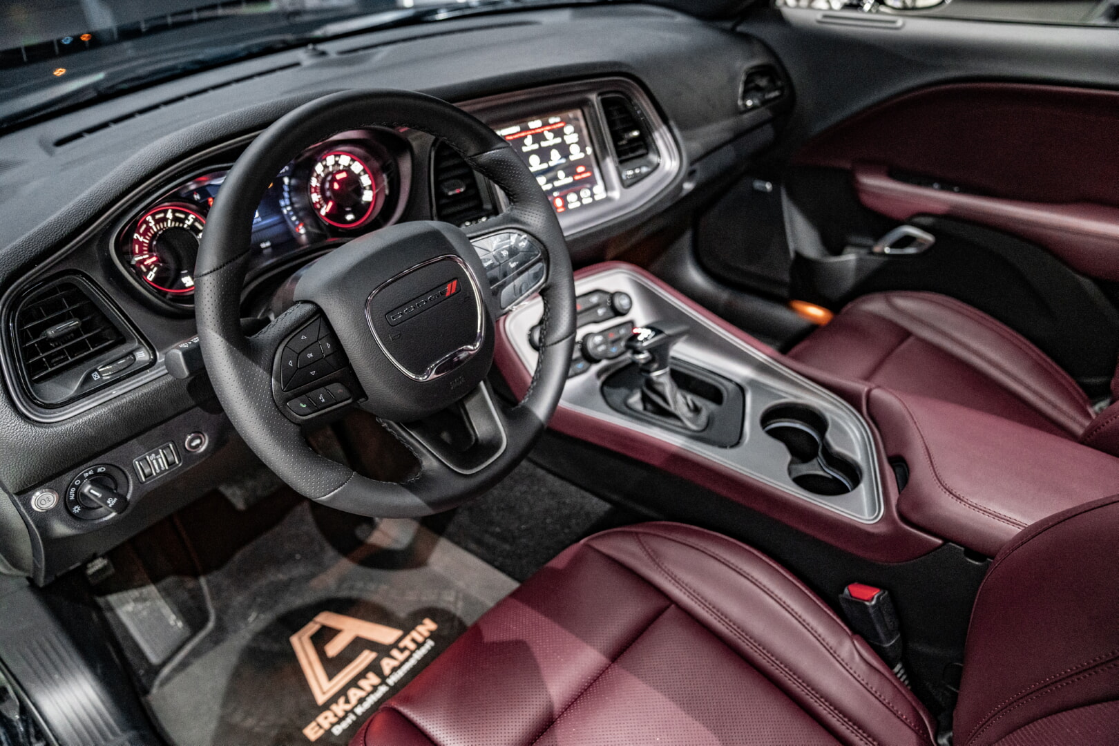 DODGE CHALLENGER 2020-2024 BORDO SUNİ DERİ DÖŞEME
