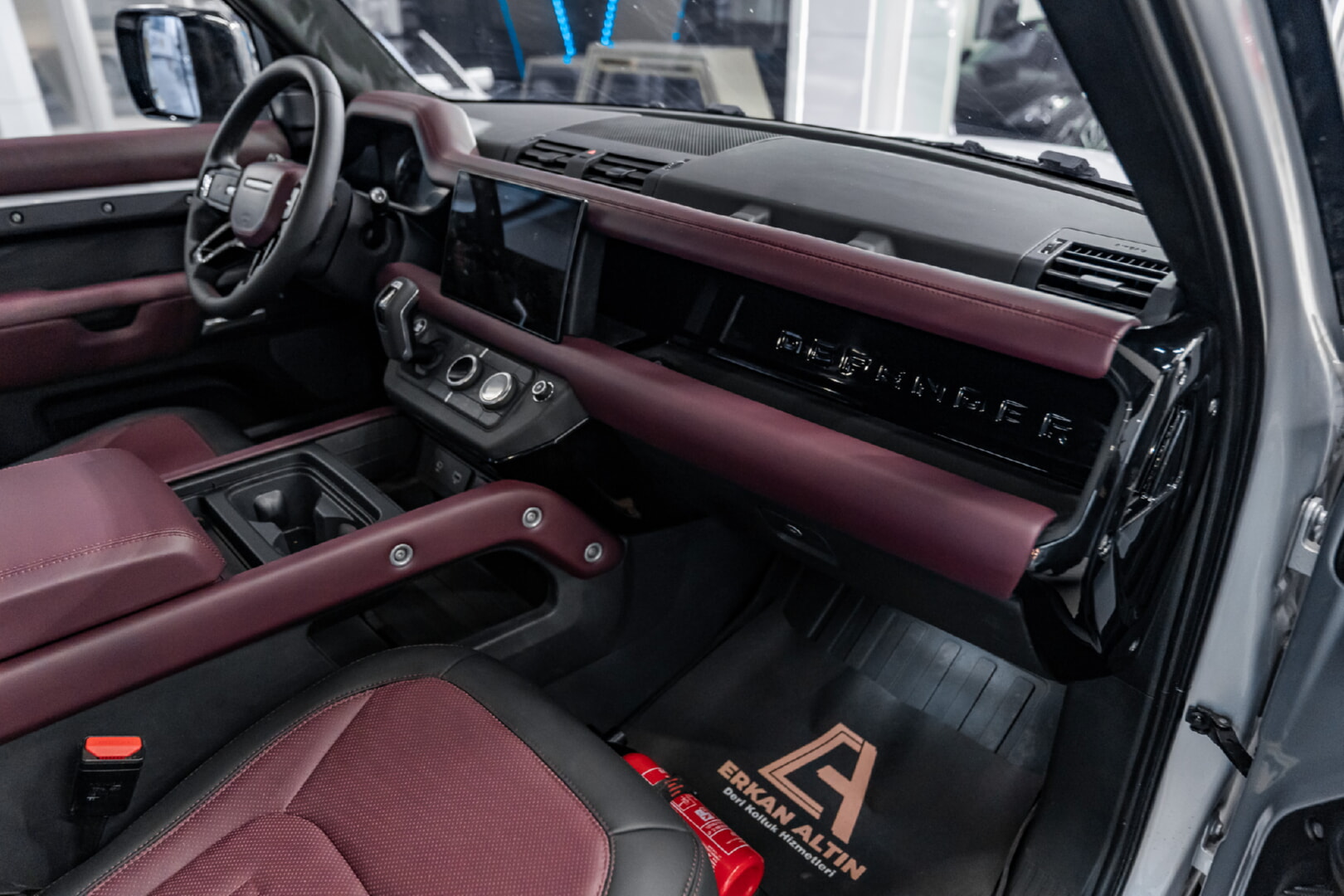 LAND ROVER DEFENDER 2022-2025 BORDO-SİYAH DERİ DÖŞEME