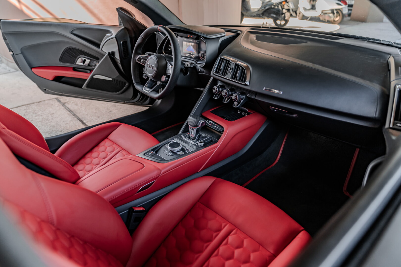 AUDİ R8 COUPE 2023-2024 KIRMIZI DERİ DÖŞEME