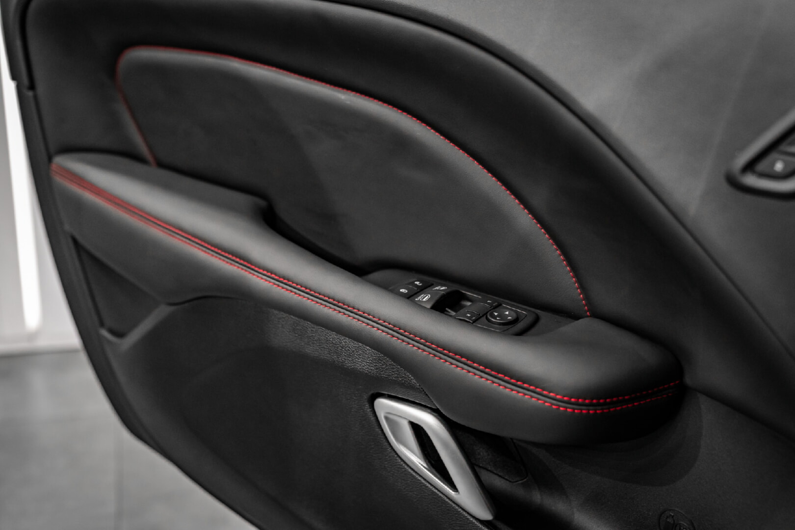 DODGE CHALLENGER 2020-2024 KIRMIZI DETAY - SİYAH DERİ DÖŞEME