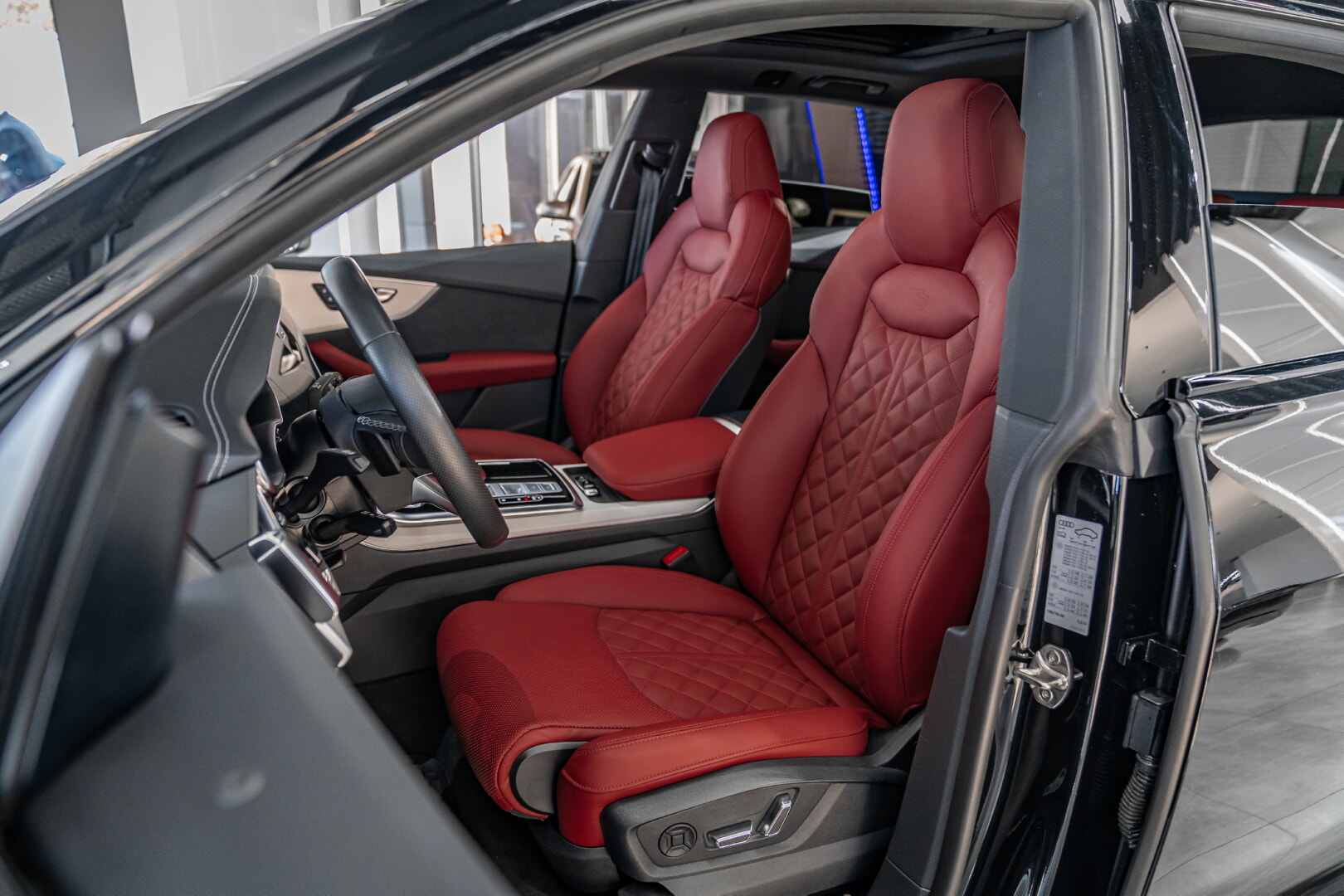 AUDİ Q8 2019-2024 KIRMIZI DERİ DÖŞEME