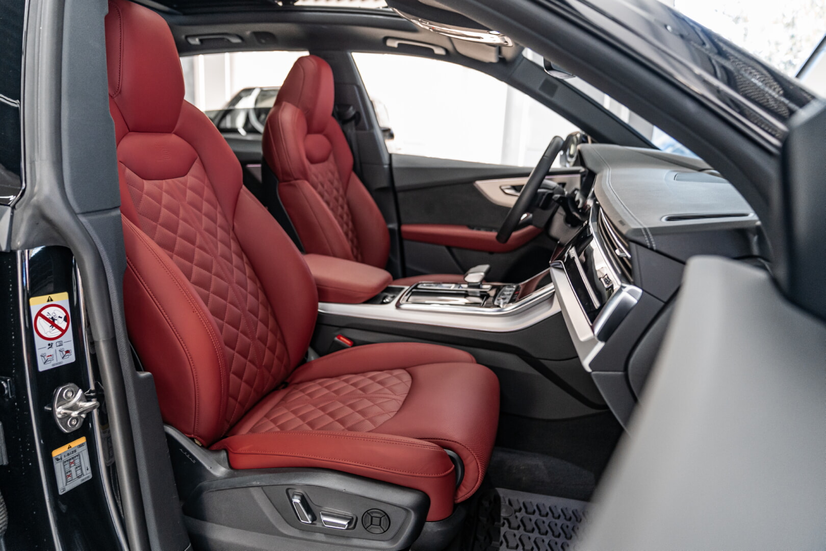 AUDİ Q8 2019-2024 KIRMIZI DERİ DÖŞEME