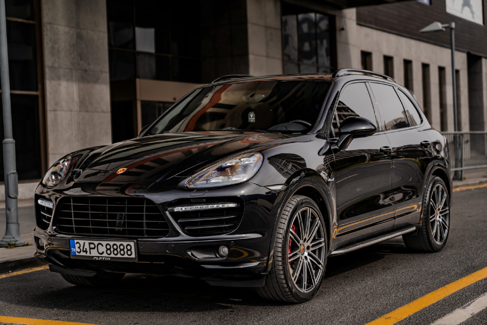 PORSCHE CAYENNE 2010-2017 KIRMIZI - SİYAH DERİ DÖŞEME