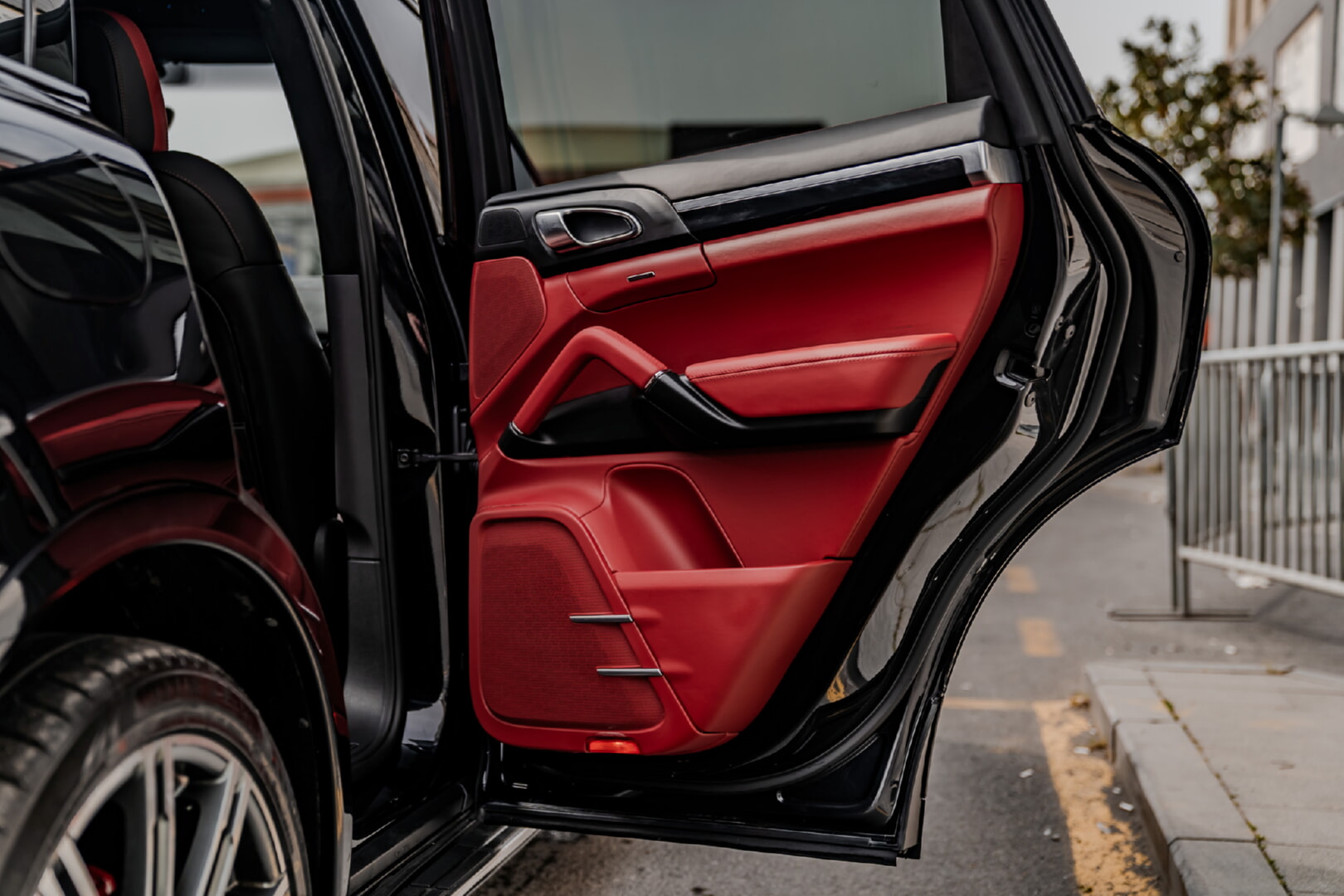 PORSCHE CAYENNE 2010-2017 KIRMIZI - SİYAH DERİ DÖŞEME