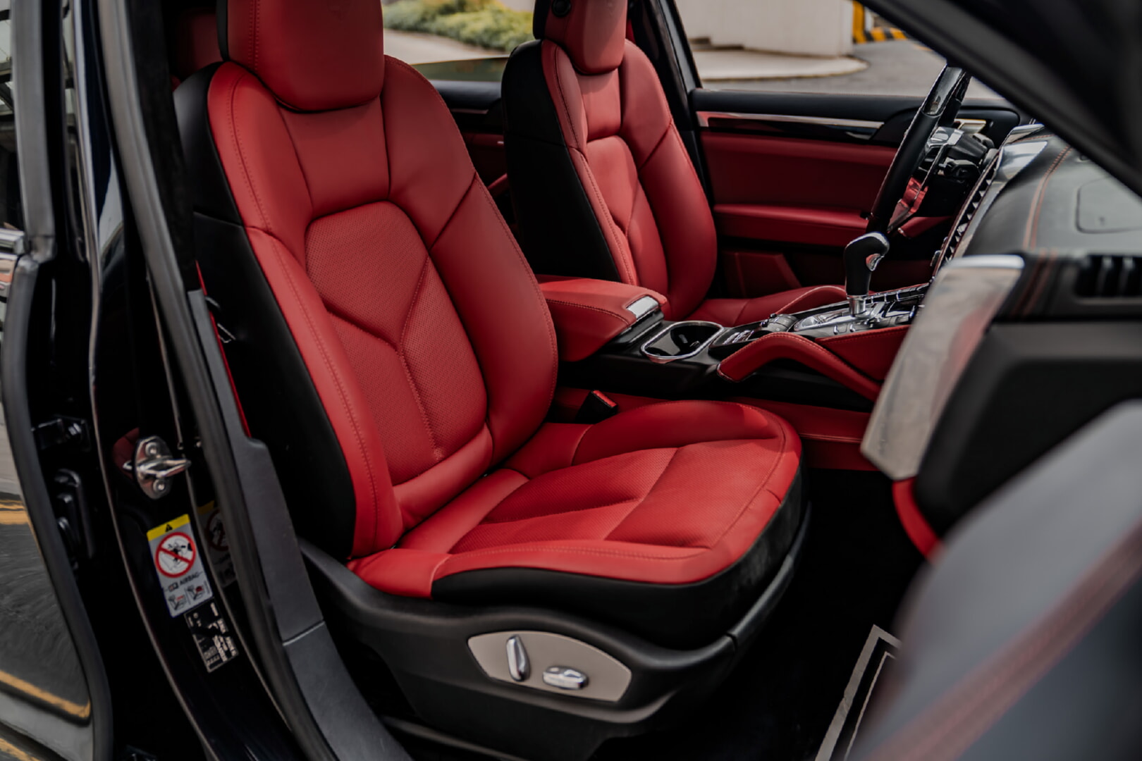 PORSCHE CAYENNE 2010-2017 KIRMIZI - SİYAH DERİ DÖŞEME