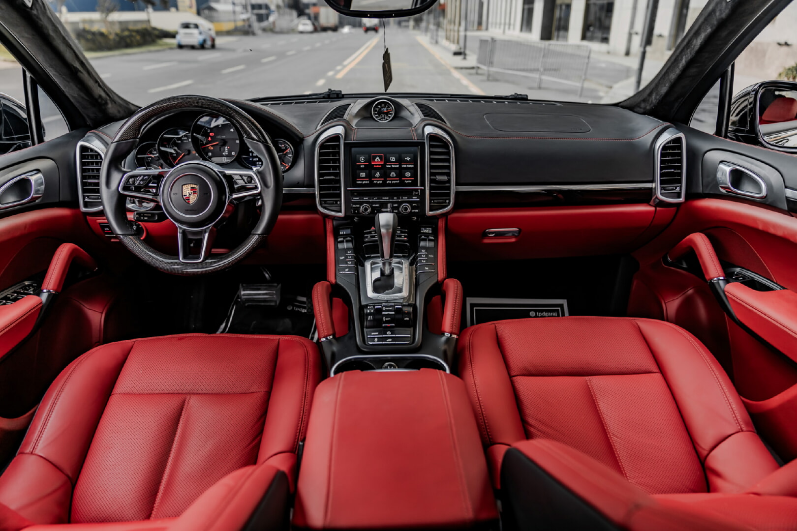 PORSCHE CAYENNE 2010-2017 KIRMIZI - SİYAH DERİ DÖŞEME