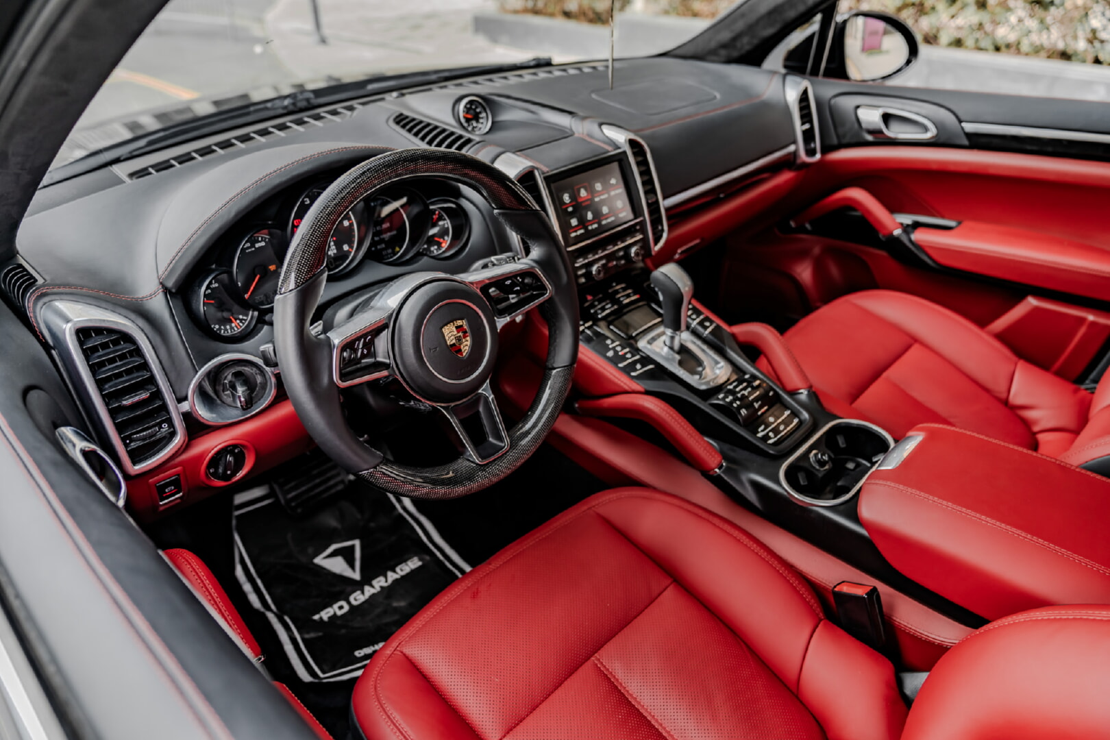 PORSCHE CAYENNE 2010-2017 KIRMIZI - SİYAH DERİ DÖŞEME