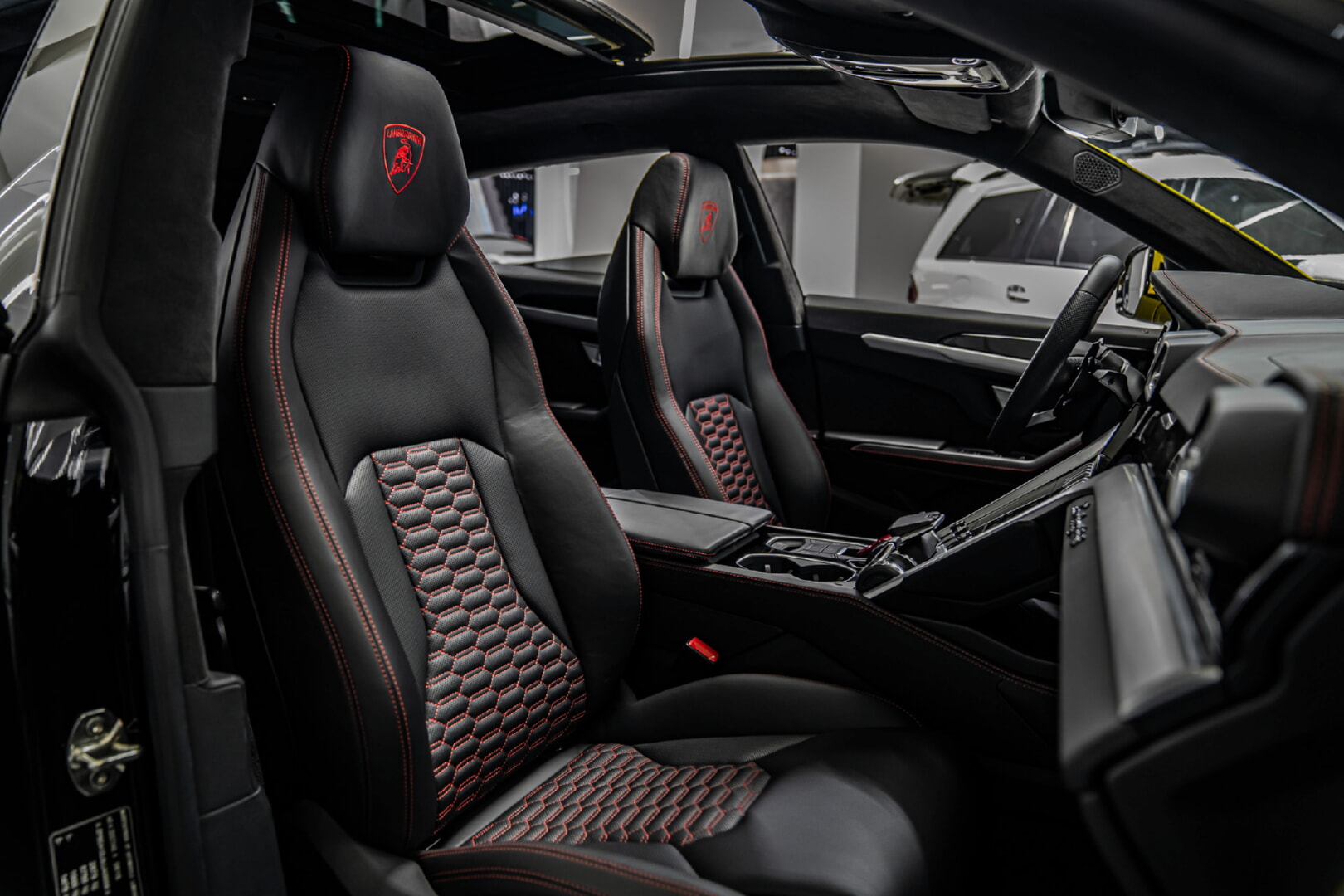 LAMBORGHİNİ URUS 2019-2024 SİYAH DERİ DÖŞEME