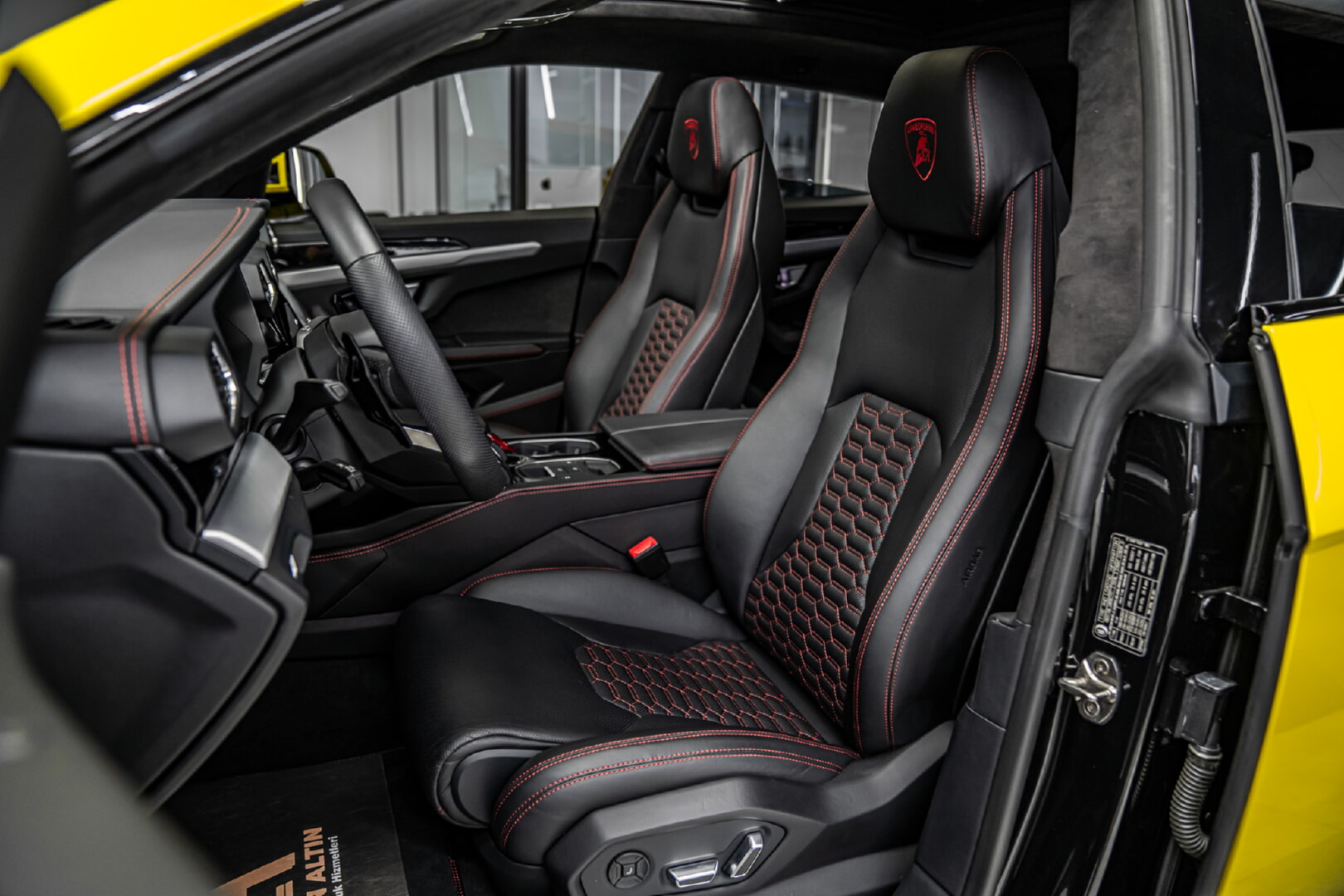 LAMBORGHİNİ URUS 2019-2024 SİYAH DERİ DÖŞEME