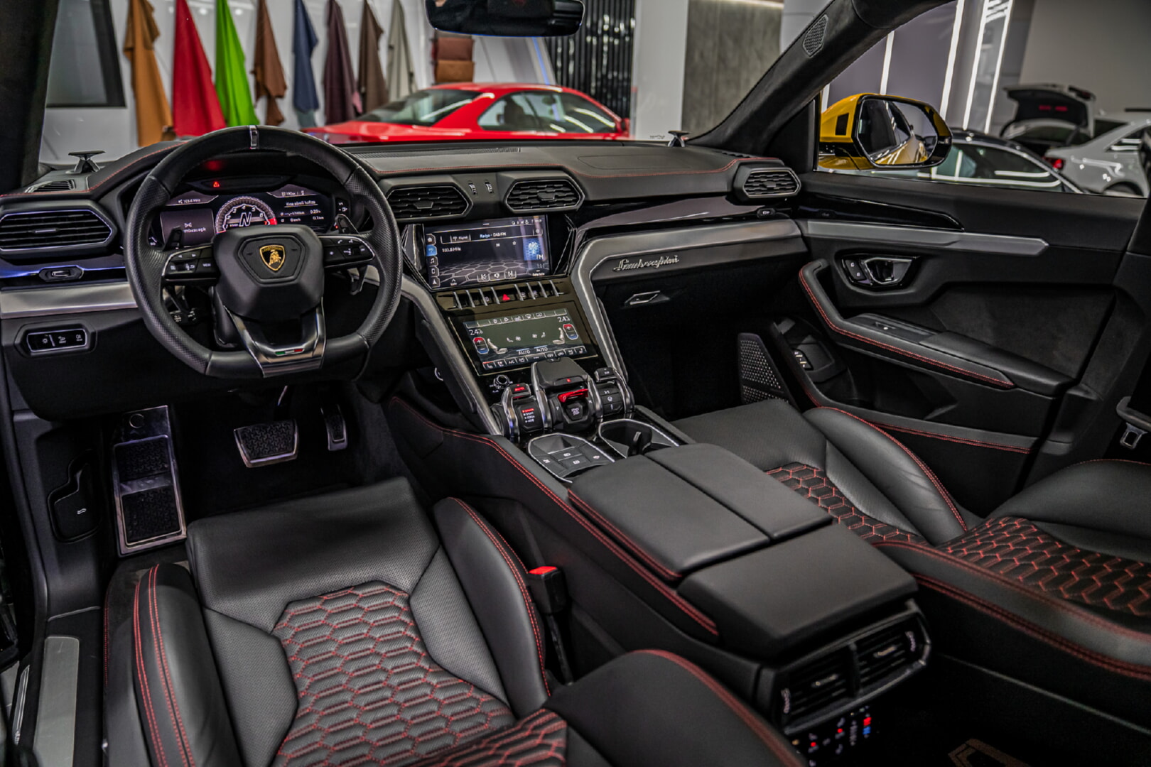 LAMBORGHİNİ URUS 2019-2024 SİYAH DERİ DÖŞEME