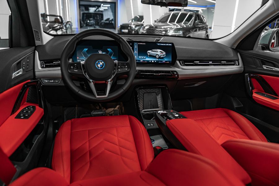 BMW İX2 2024-2025 KIRMIZI DERİ DÖŞEME
