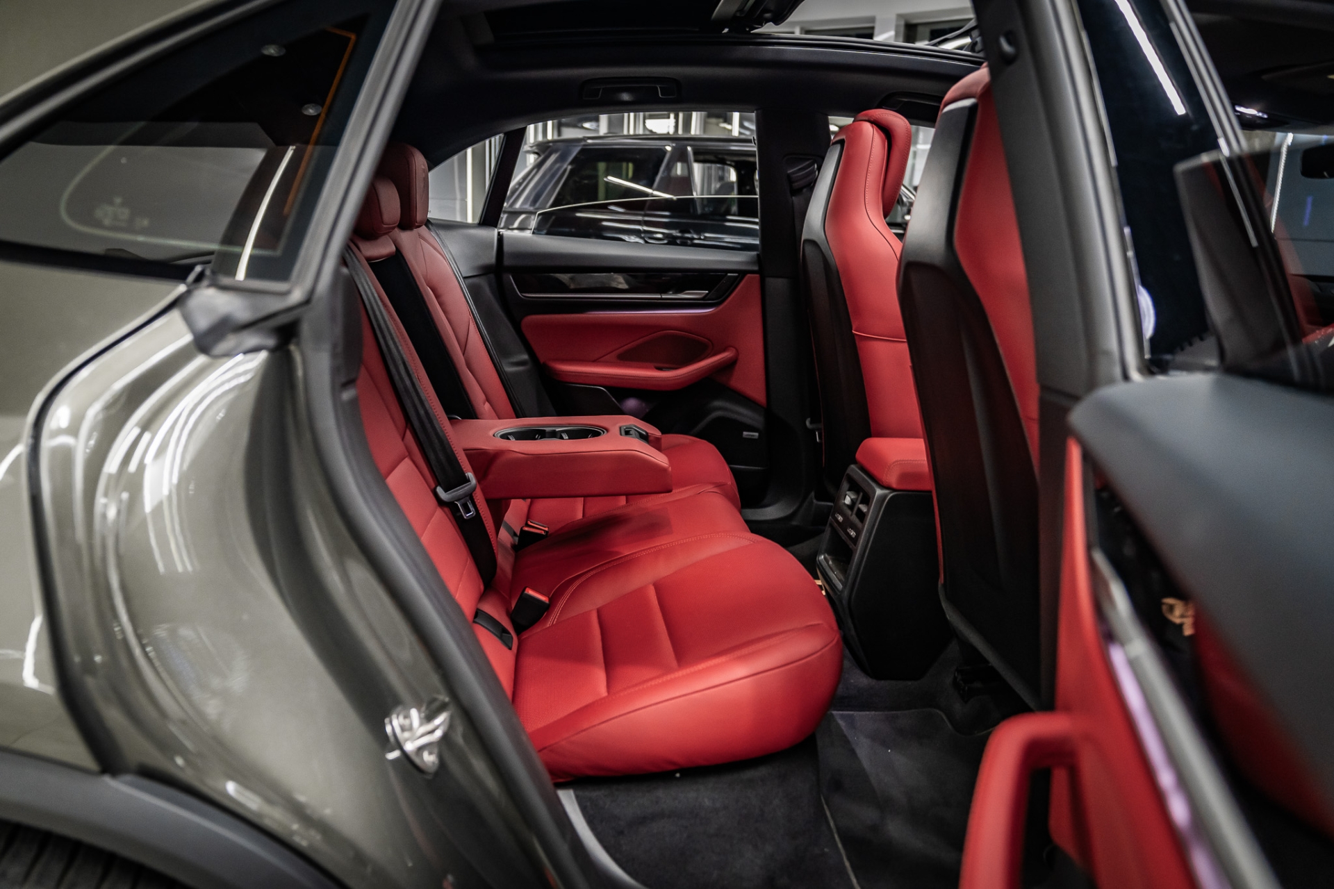 PORSCHE MACAN 2024-2025 KIRMIZI DERİ DÖŞEME