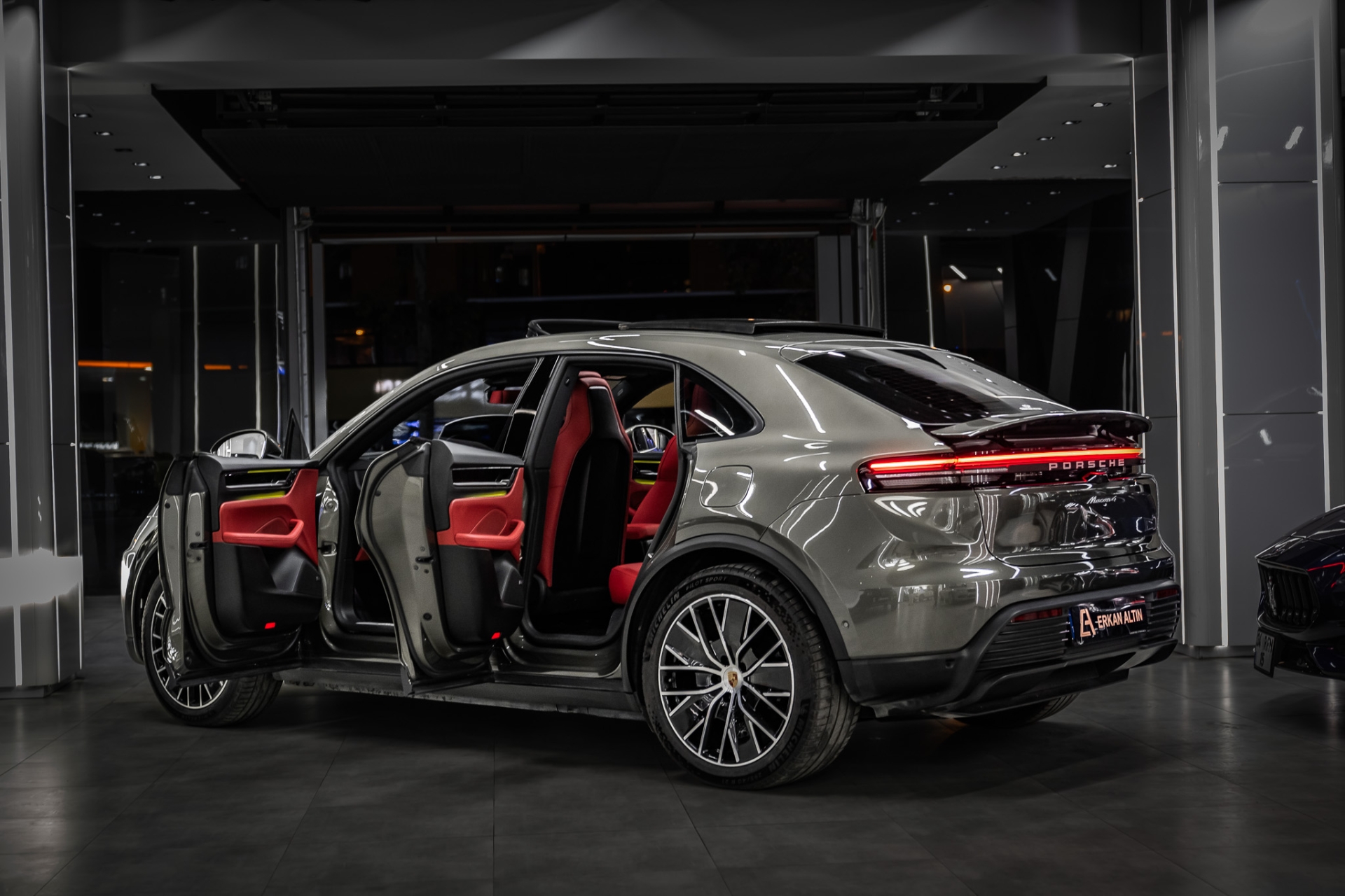 PORSCHE MACAN 2024-2025 KIRMIZI DERİ DÖŞEME