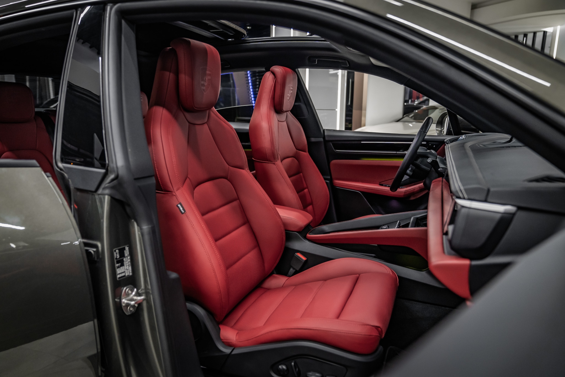 PORSCHE MACAN 2024-2025 KIRMIZI DERİ DÖŞEME