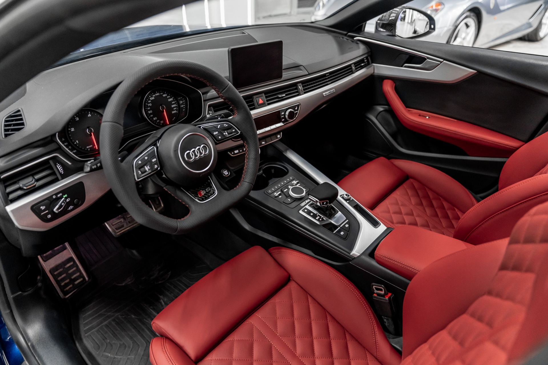 AUDİ A5 2017-2024 KIRMIZI DERİ DÖŞEME